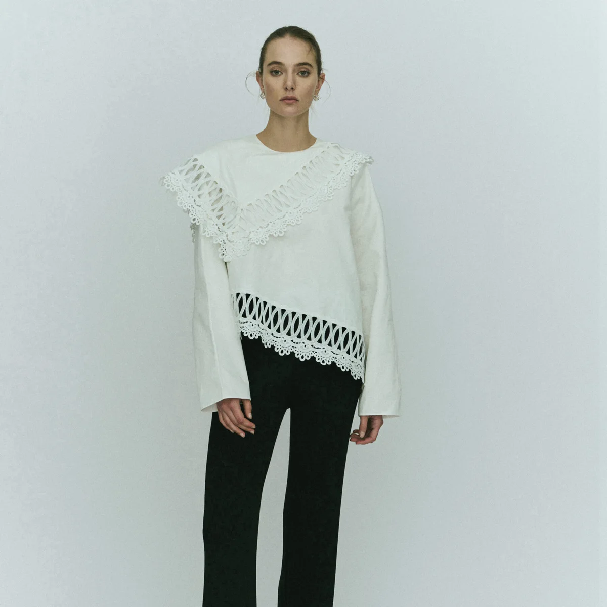 החולצה החדשה של נשים 2023 סתיו/חורף אסימטרי עיצוב תחרה דש ארוך שרוול סוודר עליון