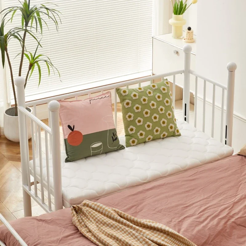 ברזל אמנות לילדים תפרים למיטה למבוגרים התינוק ליד המיטה מורחב בצד הרחבת החפץ ילד בעריסה גובה מתכוונן.